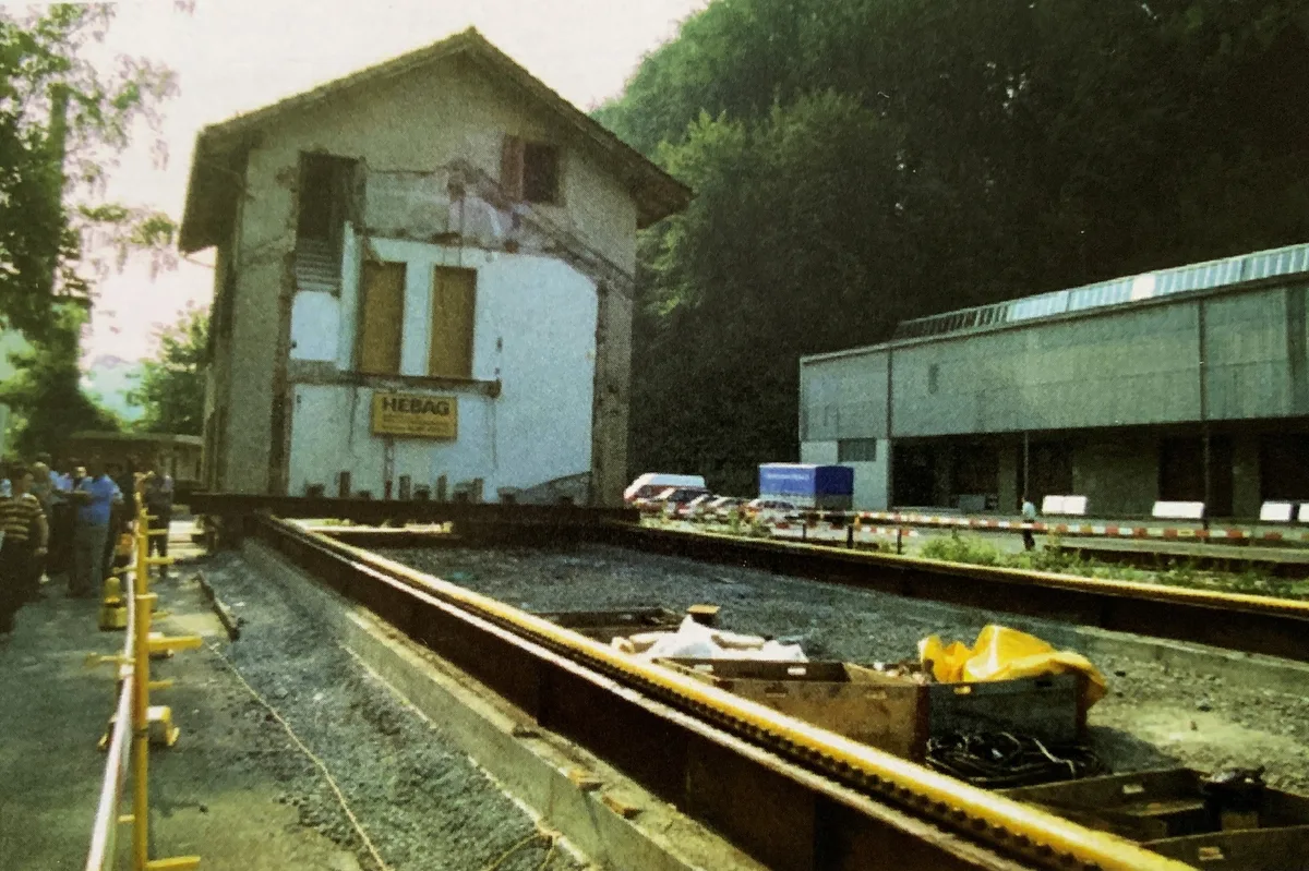 Der alte Bahnhof Aathal wird 1992 um 80 Meter verschoben.